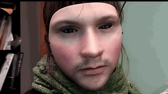 Η ανατριχιαστική λαστιχένια μάσκα παρακολούθησης -Ο αμφιλεγόμενος καλλιτέχνης με τα προσθετικά προϊόντα [εικόνες&βίντεο] | iefimerida.gr 0