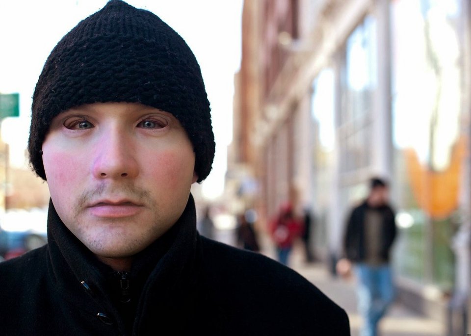 Η ανατριχιαστική λαστιχένια μάσκα παρακολούθησης -Ο αμφιλεγόμενος καλλιτέχνης με τα προσθετικά προϊόντα [εικόνες&βίντεο] | iefimerida.gr 2