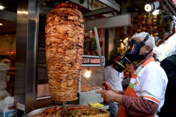 Μόνο στην Κωνσταντινούπολη: Πετούν χημικά και κόβει τον γύρο με μάσκα [εικόνες] | iefimerida.gr 0