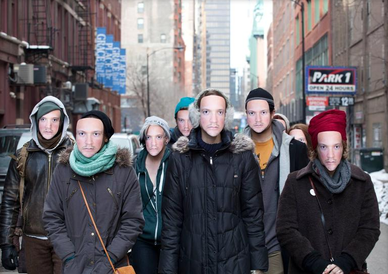 Η ανατριχιαστική λαστιχένια μάσκα παρακολούθησης -Ο αμφιλεγόμενος καλλιτέχνης με τα προσθετικά προϊόντα [εικόνες&βίντεο] | iefimerida.gr 1