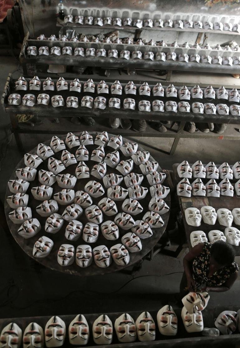 Οι φτηνοί εργάτες πίσω από τις μάσκες των Anonymous-Οι τριτοκοσμικές συνθήκες και ο άνθρωπος που ενέπνευσε τους ακτιβιστές  [εικόνες] | iefimerida.gr 2