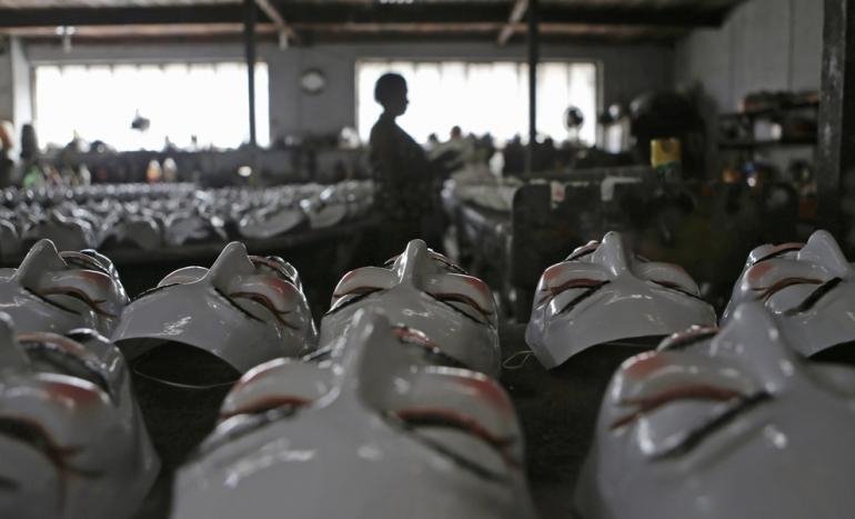 Οι φτηνοί εργάτες πίσω από τις μάσκες των Anonymous-Οι τριτοκοσμικές συνθήκες και ο άνθρωπος που ενέπνευσε τους ακτιβιστές  [εικόνες] | iefimerida.gr 3