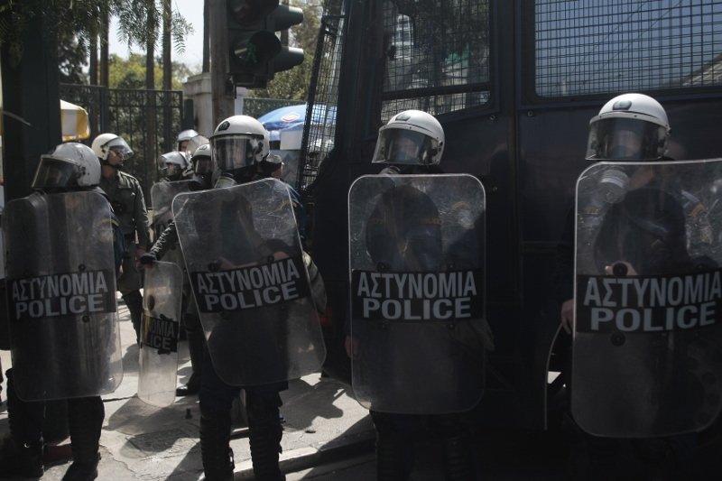 Χημικά και ξύλο-Στα χέρια λιμενεργάτες-ΜΑΤ για την ιδιωτικοποίηση του ΟΛΠ [εικόνες] | iefimerida.gr 3