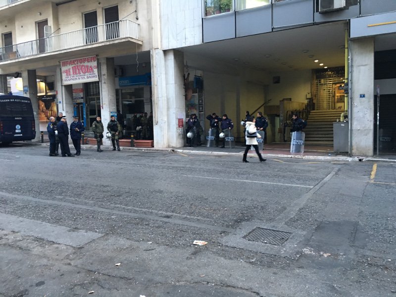 ΜΑΤ και κλούβες στο Αγροτικής Ανάπτυξης περιμένουν τους αγρότες -Δεν θα πάει ο υπουργός [εικόνες] | iefimerida.gr 3