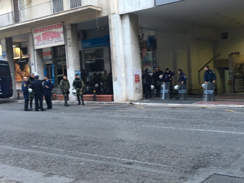 ΜΑΤ και κλούβες στο Αγροτικής Ανάπτυξης περιμένουν τους αγρότες -Δεν θα πάει ο υπουργός [εικόνες] | iefimerida.gr 5