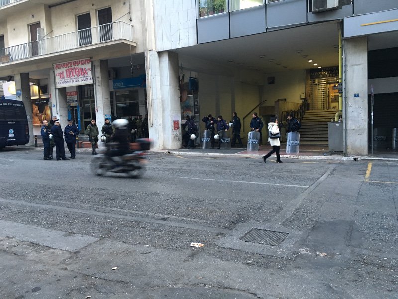 ΜΑΤ και κλούβες στο Αγροτικής Ανάπτυξης περιμένουν τους αγρότες -Δεν θα πάει ο υπουργός [εικόνες] | iefimerida.gr 6