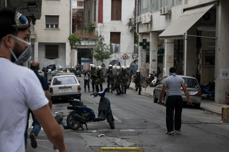 Δένδιας: Ερευνα για τα ΜΑΤ που χρησιμοποίησαν διαδηλώτρια ως ανθρώπινη ασπίδα [εικόνα] | iefimerida.gr 0