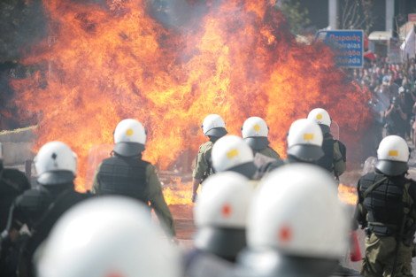 Πέτρες, μολότοφ, χημικά και κρότου λάμψης στο Σύνταγμα - 5 τραυματίες [βίντεο & εικόνες] | iefimerida.gr 0