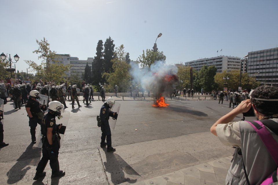Πέτρες, μολότοφ, χημικά και κρότου λάμψης στο Σύνταγμα - 5 τραυματίες [βίντεο & εικόνες] | iefimerida.gr 2