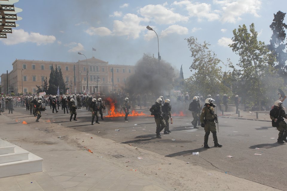Πέτρες, μολότοφ, χημικά και κρότου λάμψης στο Σύνταγμα - 5 τραυματίες [βίντεο & εικόνες] | iefimerida.gr 3
