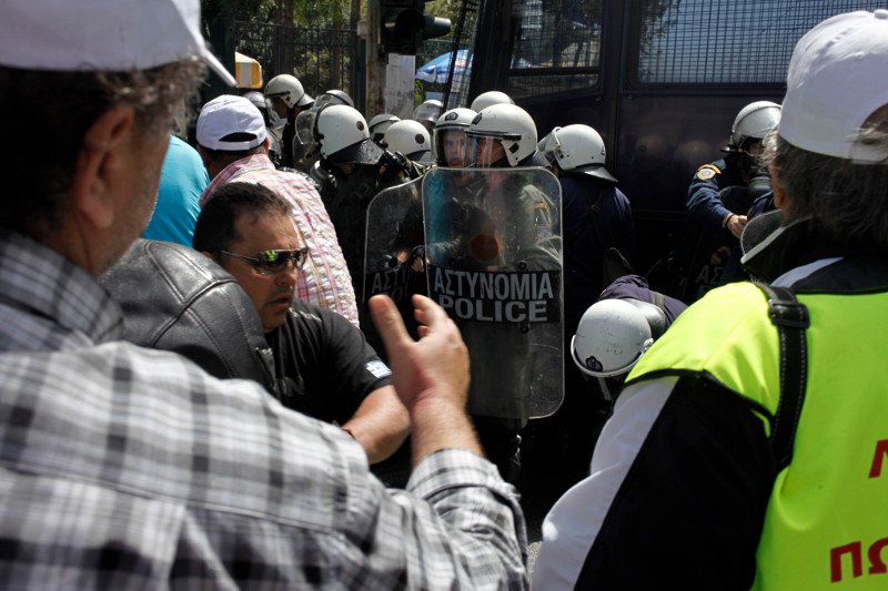 Χημικά και ξύλο-Στα χέρια λιμενεργάτες-ΜΑΤ για την ιδιωτικοποίηση του ΟΛΠ [εικόνες] | iefimerida.gr 1