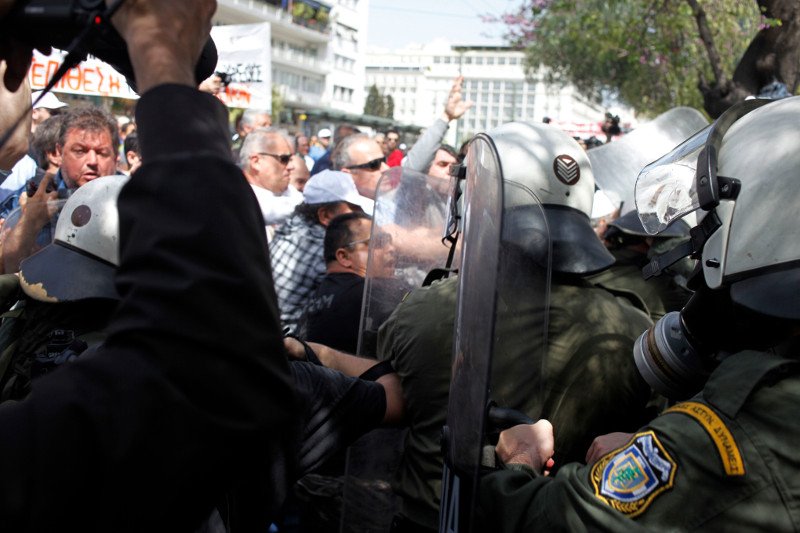 Χημικά και ξύλο-Στα χέρια λιμενεργάτες-ΜΑΤ για την ιδιωτικοποίηση του ΟΛΠ [εικόνες] | iefimerida.gr 2