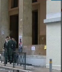 Με εντολή Φορτσάκη τα ΜΑΤ στη Νομική για να μη γίνει κατάληψη [εικόνες] | iefimerida.gr 0