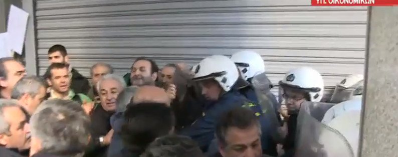 Ενταση έξω από το ΥΠΟΙΚ: Μεταξύ ΜΑΤ και εργαζομένων στα νοσοκομεία -Μία λιποθυμία [εικόνες] | iefimerida.gr 2