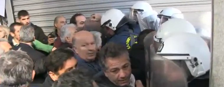 Ενταση έξω από το ΥΠΟΙΚ: Μεταξύ ΜΑΤ και εργαζομένων στα νοσοκομεία -Μία λιποθυμία [εικόνες] | iefimerida.gr 3