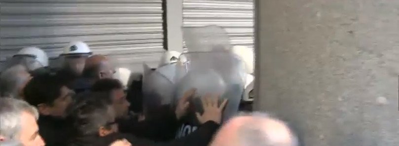 Ενταση έξω από το ΥΠΟΙΚ: Μεταξύ ΜΑΤ και εργαζομένων στα νοσοκομεία -Μία λιποθυμία [εικόνες] | iefimerida.gr 4