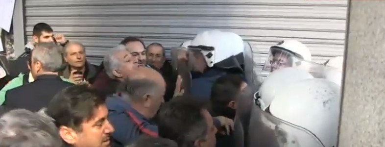 Ενταση έξω από το ΥΠΟΙΚ: Μεταξύ ΜΑΤ και εργαζομένων στα νοσοκομεία -Μία λιποθυμία [εικόνες] | iefimerida.gr 6