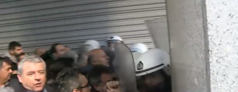 Ενταση έξω από το ΥΠΟΙΚ: Μεταξύ ΜΑΤ και εργαζομένων στα νοσοκομεία -Μία λιποθυμία [εικόνες] | iefimerida.gr 5