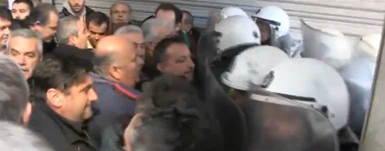 Ενταση έξω από το ΥΠΟΙΚ: Μεταξύ ΜΑΤ και εργαζομένων στα νοσοκομεία -Μία λιποθυμία [εικόνες] | iefimerida.gr 8