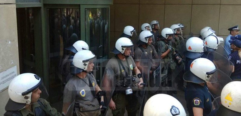 Εισβολή μεταλλωρύχων στο υπουργείο Περιβάλλοντος -Εσπασαν την πόρτα | iefimerida.gr 0