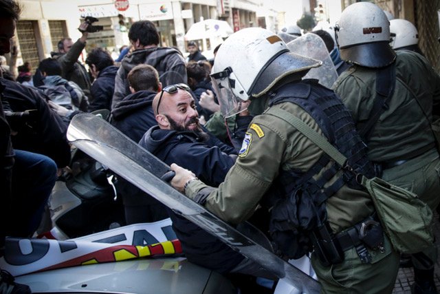 Φωτορεπόρτερ: Μας επιτέθηκαν τα ΜΑΤ στη διαμαρτυρία του ΠΑΜΕ -Μας χτυπούσαν με γκλομπ και ασπίδες [εικόνες] | iefimerida.gr 1
