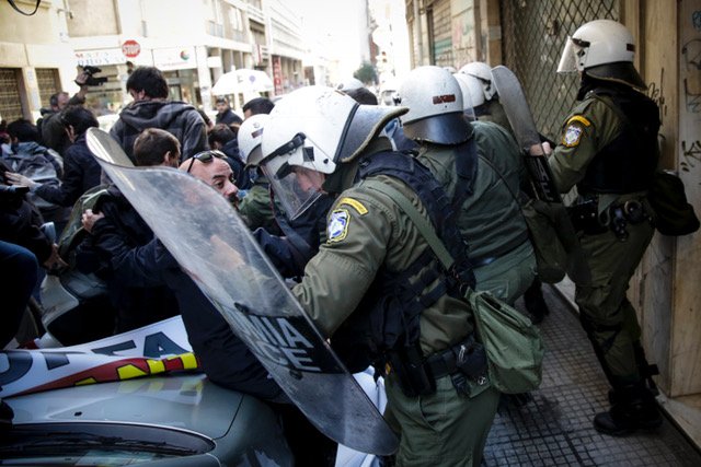 Φωτορεπόρτερ: Μας επιτέθηκαν τα ΜΑΤ στη διαμαρτυρία του ΠΑΜΕ -Μας χτυπούσαν με γκλομπ και ασπίδες [εικόνες] | iefimerida.gr 2