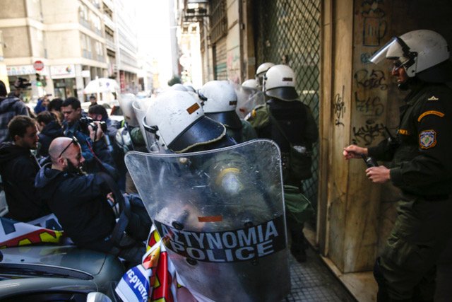 Φωτορεπόρτερ: Μας επιτέθηκαν τα ΜΑΤ στη διαμαρτυρία του ΠΑΜΕ -Μας χτυπούσαν με γκλομπ και ασπίδες [εικόνες] | iefimerida.gr 3