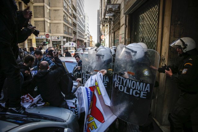 Φωτορεπόρτερ: Μας επιτέθηκαν τα ΜΑΤ στη διαμαρτυρία του ΠΑΜΕ -Μας χτυπούσαν με γκλομπ και ασπίδες [εικόνες] | iefimerida.gr 0