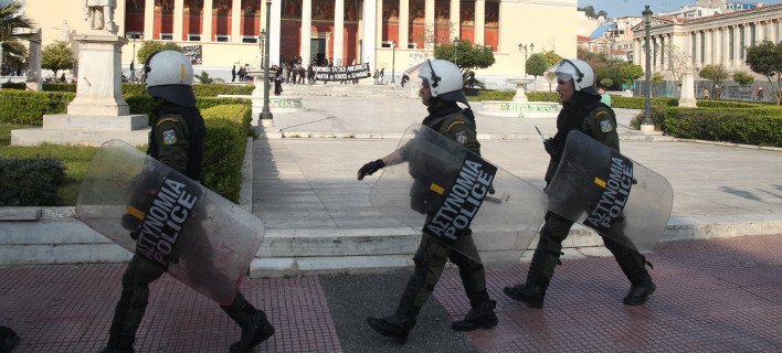 Δυνάμεις των ΜΑΤ περικύκλωσαν την πρυτανεία του ΕΚΠΑ [εικόνες] | iefimerida.gr 0