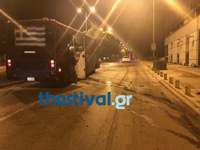 Θεσσαλονίκη: Αντιεξουσιαστές επιτέθηκαν με 30 μολότοφ σε κλούβα των ΜΑΤ [εικόνες] | iefimerida.gr 3