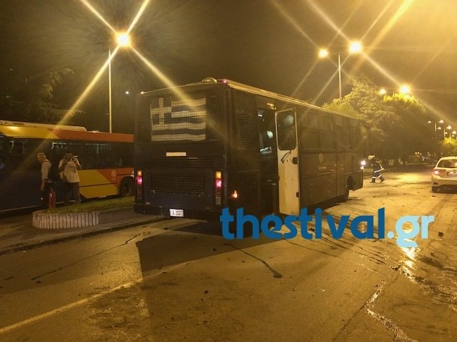 Θεσσαλονίκη: Αντιεξουσιαστές επιτέθηκαν με 30 μολότοφ σε κλούβα των ΜΑΤ [εικόνες] | iefimerida.gr 2