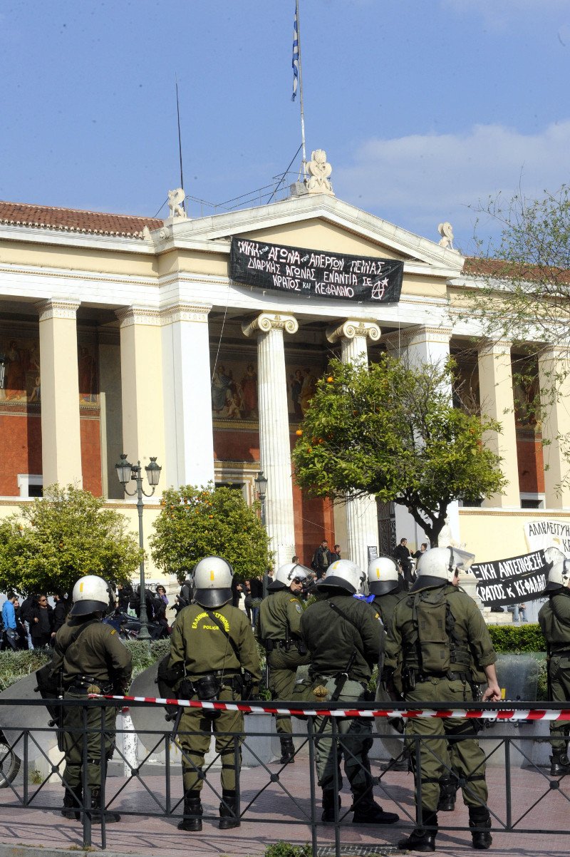 Δυνάμεις των ΜΑΤ περικύκλωσαν την πρυτανεία του ΕΚΠΑ [εικόνες] | iefimerida.gr 1