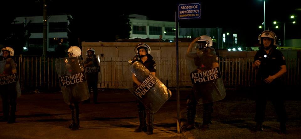 To Left.gr καταγγέλλει ότι τα ΜΑΤ προστατεύουν εκτυπωτική επιχείρηση στο Κορωπί από τους απεργοσπάστες [εικόνες] | iefimerida.gr 3