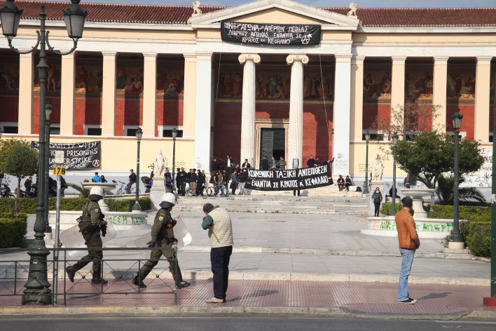 Δυνάμεις των ΜΑΤ περικύκλωσαν την πρυτανεία του ΕΚΠΑ [εικόνες] | iefimerida.gr 2