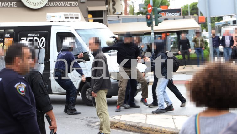 Eξαγριωμένοι πολίτες ήρθαν σε αντιπαράθεση με άντρες των ΜΑΤ.