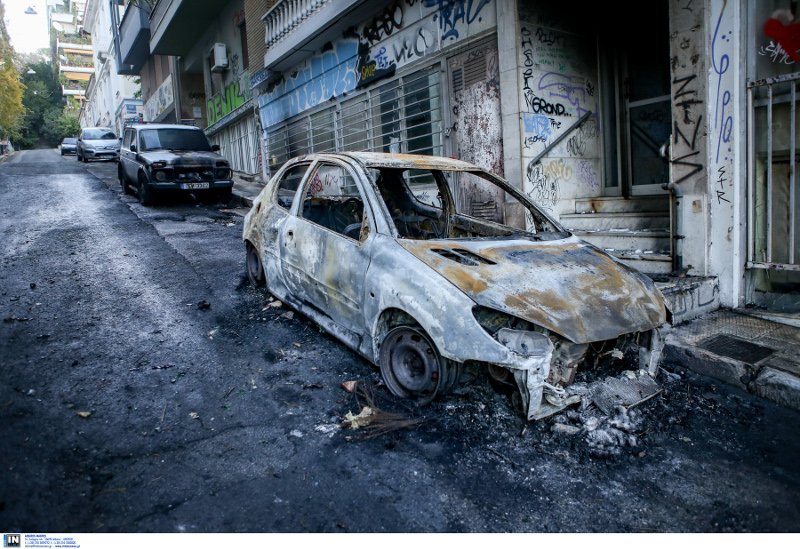 Καμένα αυτοκίνητα στους δρόμους των Εξαρχείων- φωτογραφία intimnews