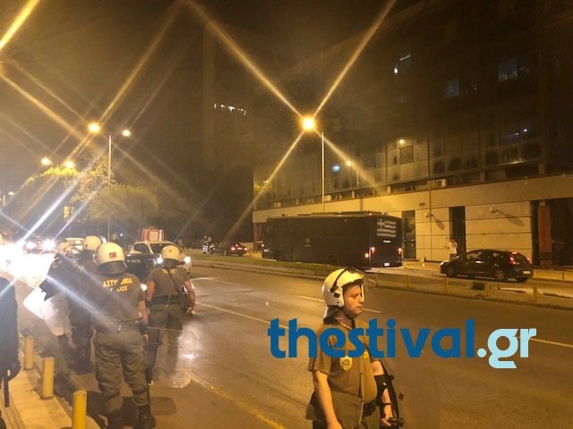 Θεσσαλονίκη: Αντιεξουσιαστές επιτέθηκαν με 30 μολότοφ σε κλούβα των ΜΑΤ [εικόνες] | iefimerida.gr 0