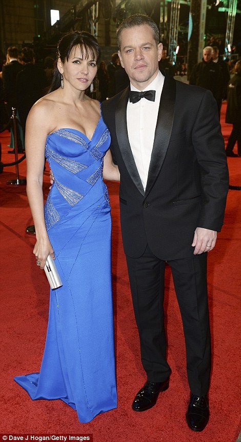 Λάμψη και εκθαμβωτικές τουαλέτες στα βραβεία BAFTA [εικόνες] | iefimerida.gr 8