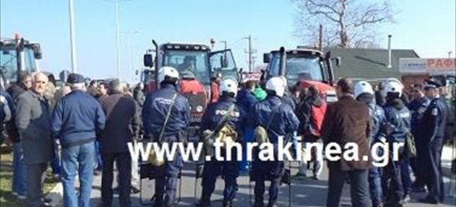 Φορτισμένο το κλίμα στα μπλόκα -Επεισόδια αγροτών με άντρες των ΜΑΤ στην Αλεξανδρούπολη [εικόνα&βίντεο] | iefimerida.gr 0