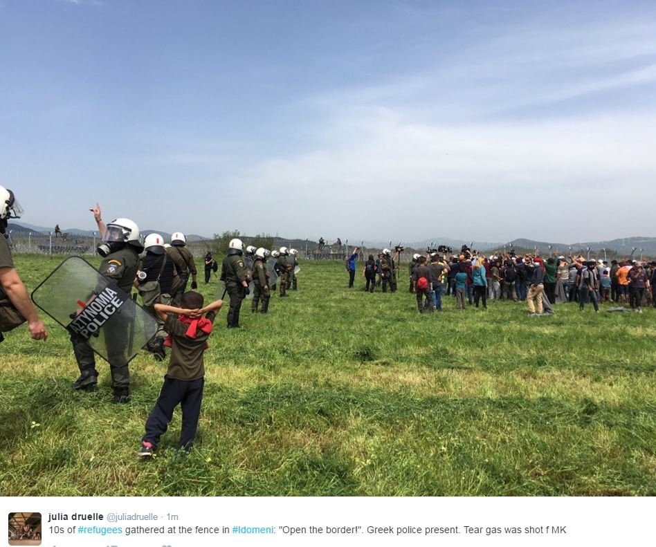 Νέα ένταση στην Ειδομένη -Πέταξαν πάλι χειροβομβίδες κρότου λάμψης οι Σκοπιανοί [εικόνες & βίντεο] | iefimerida.gr 0