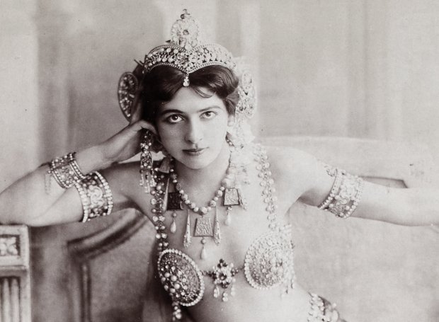 Σαν σήμερα εκτελέστηκε η Μάτα Χάρι -Η λάγνα χορεύτρια που κατασκόπευε τους Γερμανούς [εικόνες]  | iefimerida.gr 3