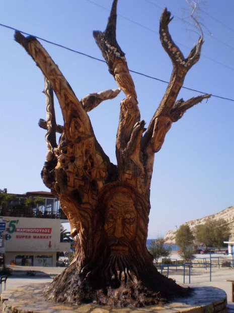 Το εντυπωσιακό σκαλιστό δέντρο στην είσοδο των Ματάλων -Εργο διάσημου καλλιτέχνη [εικόνες&βίντεο] | iefimerida.gr 0