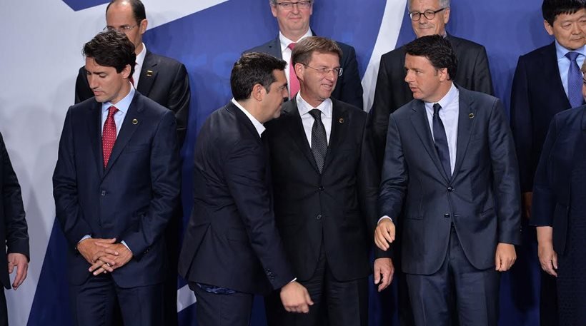 Με ξηλωμένη φόδρα στο σακάκι ο Τσίπρας στη Σύνοδο του ΝΑΤΟ στη Βαρσοβία | iefimerida.gr 0