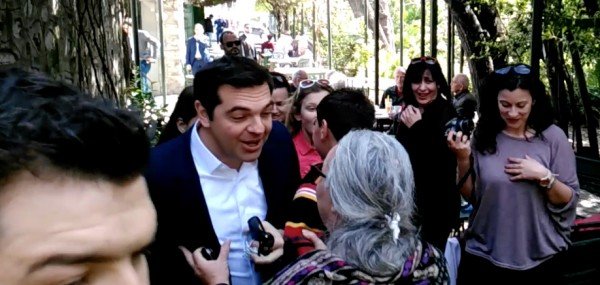 Η απρόσμενη συνάντηση του Αλέξη Τσίπρα με μαθητές στον Εθνικό Κήπο -Χαμόγελα και selfies [βίντεο & εικόνες] | iefimerida.gr 1