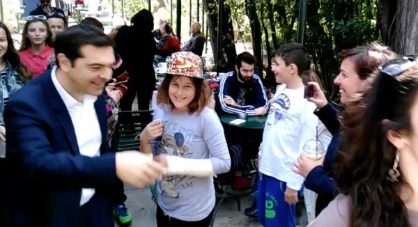 Η απρόσμενη συνάντηση του Αλέξη Τσίπρα με μαθητές στον Εθνικό Κήπο -Χαμόγελα και selfies [βίντεο & εικόνες] | iefimerida.gr 2