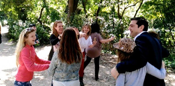Η απρόσμενη συνάντηση του Αλέξη Τσίπρα με μαθητές στον Εθνικό Κήπο -Χαμόγελα και selfies [βίντεο & εικόνες] | iefimerida.gr 3