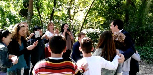 Η απρόσμενη συνάντηση του Αλέξη Τσίπρα με μαθητές στον Εθνικό Κήπο -Χαμόγελα και selfies [βίντεο & εικόνες] | iefimerida.gr 4