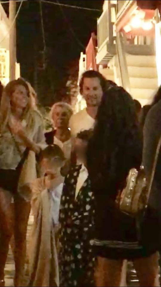 Στη Μύκονο οικογενειακώς ο Μάθιου Μακόναχι -Βόλταρε στα στενά του νησιού [εικόνα] | iefimerida.gr 0