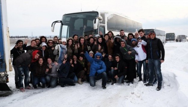 Αυτοί είναι οι Ελληνες μαθητές που εγκλωβίστηκαν λόγω του χιονιά σε αυτοκινητόδρομο της Ουγγαρίας [εικόνα] | iefimerida.gr 0