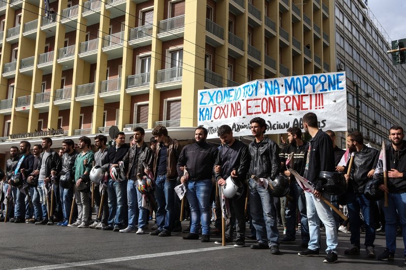 Μολότοφ και χημικά στο κέντρο της Αθήνας, στο πανεκπαιδευτικό συλλαλητήριο | iefimerida.gr 6